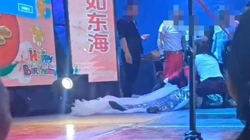 重庆一女歌手在老人寿宴上摔倒去世？警方回应