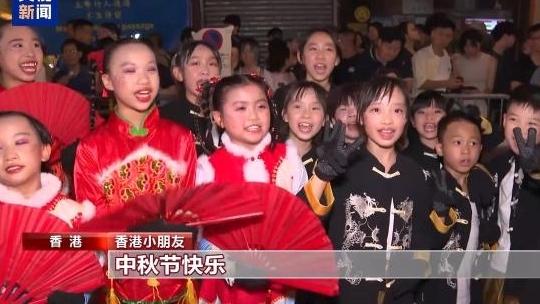 百年非遗庆团圆 香港市民舞火龙迎中秋