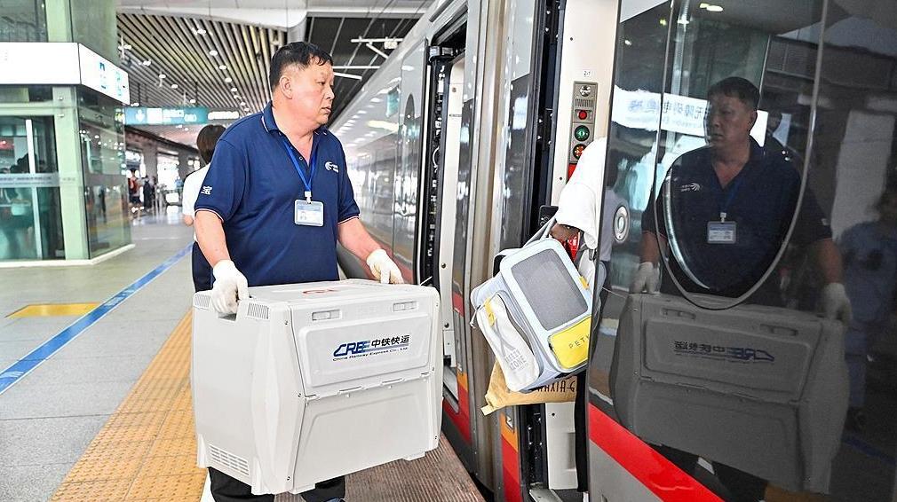 部分车票带“宠”字 宠物托运服务上新了