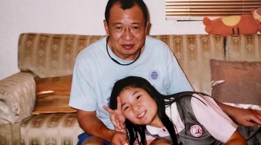 许绍雄女儿发文悼念父亲77岁生忌,透露其所有社交平台都会被保留,延续“欢喜”精神