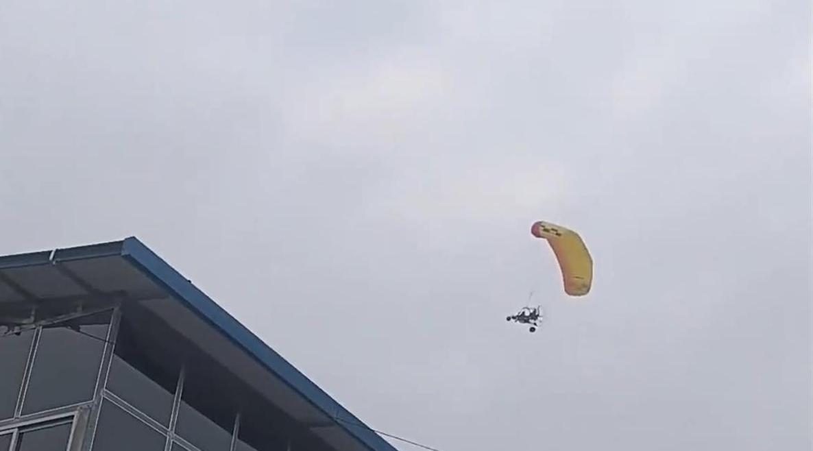 陕西一小伙结婚当天驾自制“飞机”飞天?空管局回应