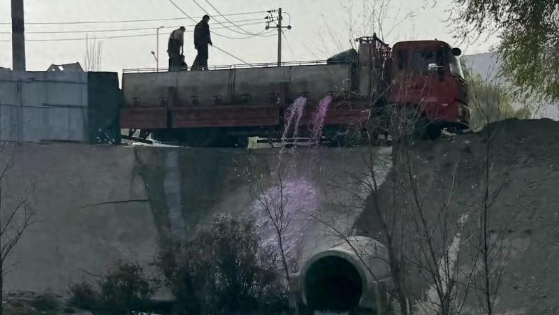 网传甘肃临夏一货车向河道排污 当地通报称正在调查处理