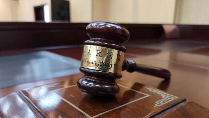 校内夜遇管道“拦路”摔成十级伤残 ,谁担责?