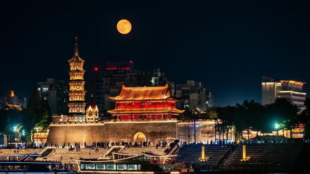 “超级月亮”即将登场,等你来赏!