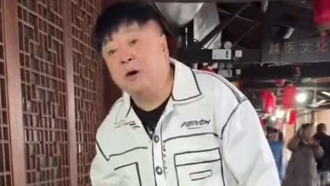 演员称在景区试戴帽子被要价5元,涉事古镇道歉