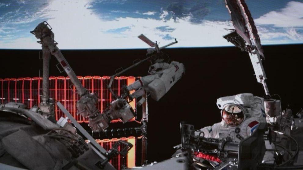 ”神21”乘组完成第一次出舱活动