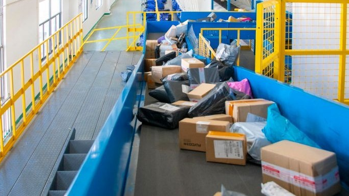 前11个月邮政行业寄递业务量累计完成1967.5亿件