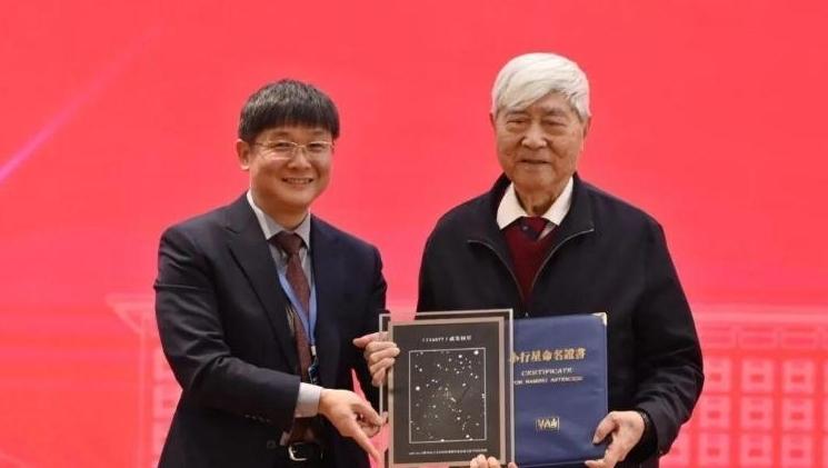 336877号小行星,以他的名字命名!