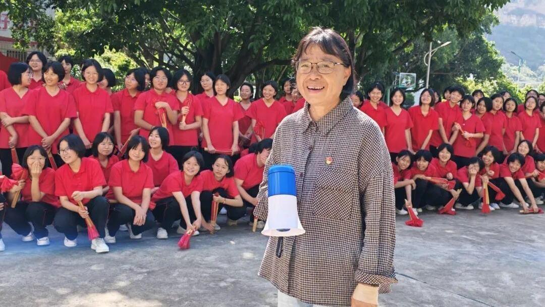 “张桂梅已卸任华坪女高校长”？消息不实