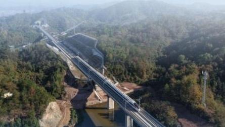 杭衢高铁开通运营，长三角城际快速交通网再添新动脉