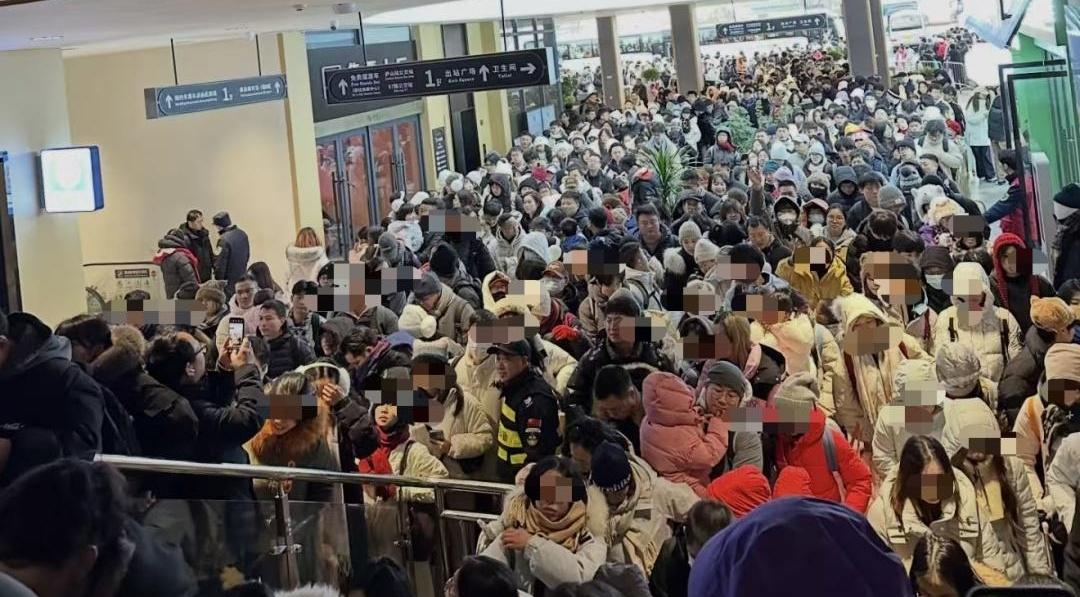 假期多地景区爆满 进入人员密集场所牢记这些要点