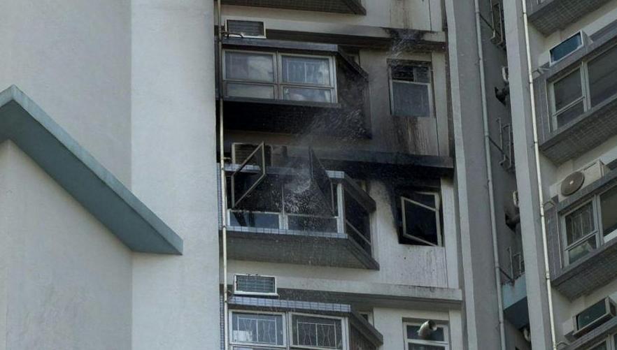 香港石硤尾邨今早发生火灾,消防员现场救出8名伤员,发现1名死者