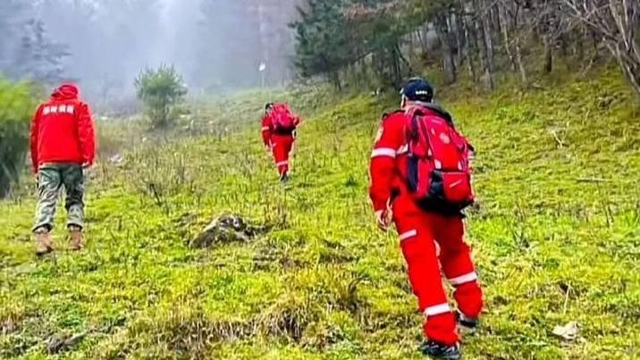5人违规穿越鳌山2人遇难 直升机正全力救援坠崖者
