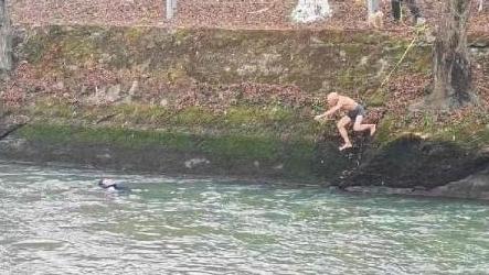 71岁大爷冬日跳河救人，“救人命比什么都重要”