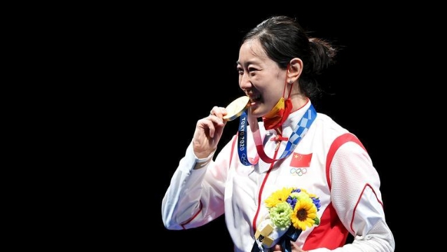 检验质量？奥运冠军为啥都爱咬金牌，真相竟是这样