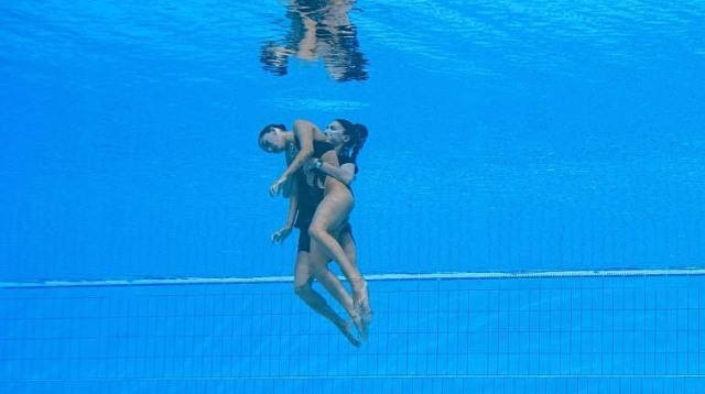 世锦赛惊魂一幕：美国花游女将泳池昏厥失去意识