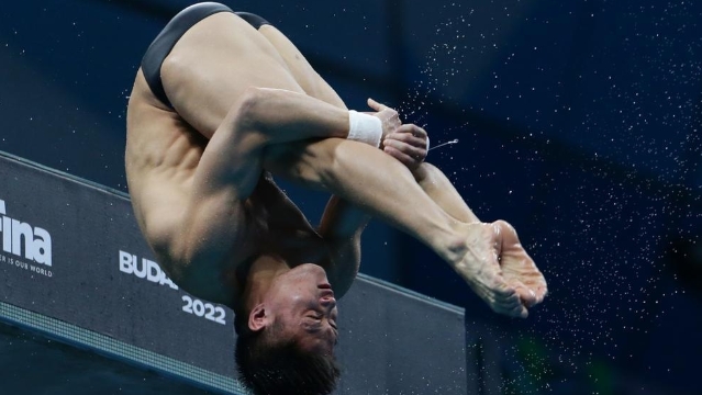 最后一跳决胜！杨健夺跳水男子10米台金牌，杨昊摘铜