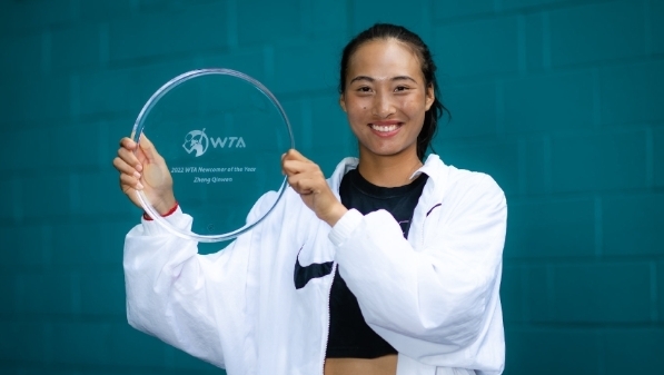 祝贺！郑钦文领取2022赛季WTA年度最佳新人奖杯
