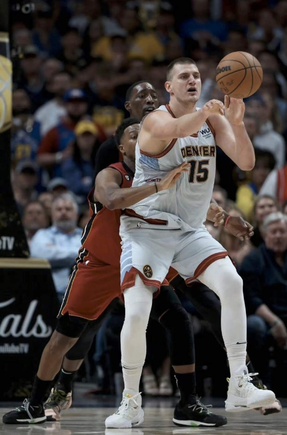 掘金队夺得NBA总冠军，约基奇当选最有价值球员(图2)