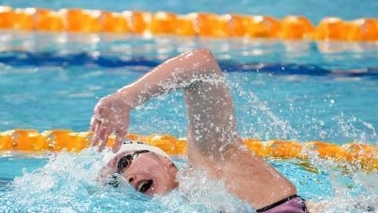 中国队游泳赛场一晚夺3金  “蛙王”“蝶后”双双夺冠