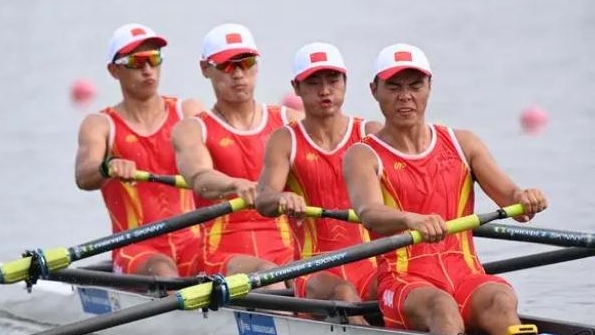 中国队夺得成都大运会赛艇男子四人单桨金牌