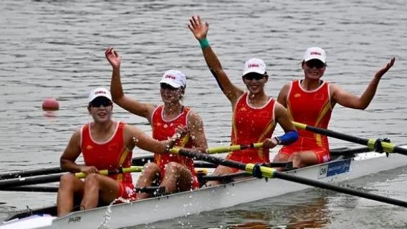 中国队夺得成都大运会赛艇女子四人单桨金牌