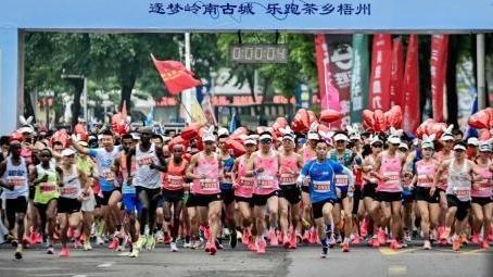 近2万跑友齐聚广西梧州竞逐半程马拉松 埃塞俄比亚选手夺冠