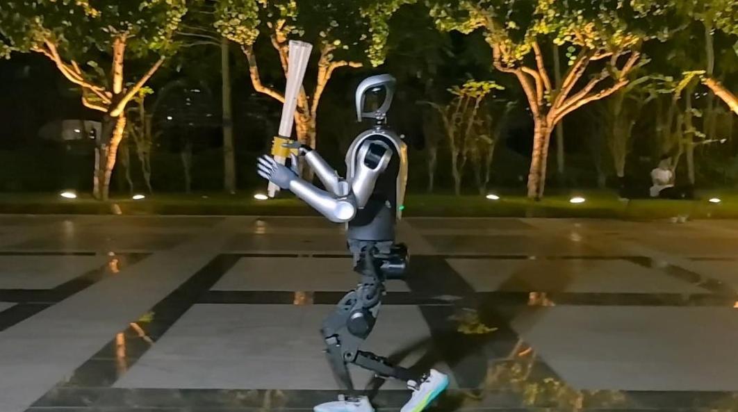 特殊的“0号”火炬手，人形机器人“夸父”备战火炬传递