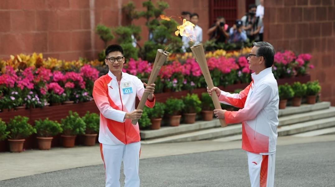 十五运会火炬传递广州站第二棒火炬手刘伟强：昨晚兴奋得睡不着