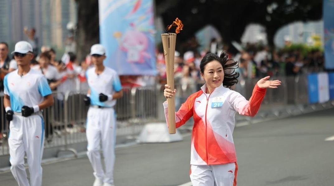 十五运会火炬传递广州站第二十一棒火炬手曾小敏：比以往演出都更热血沸腾