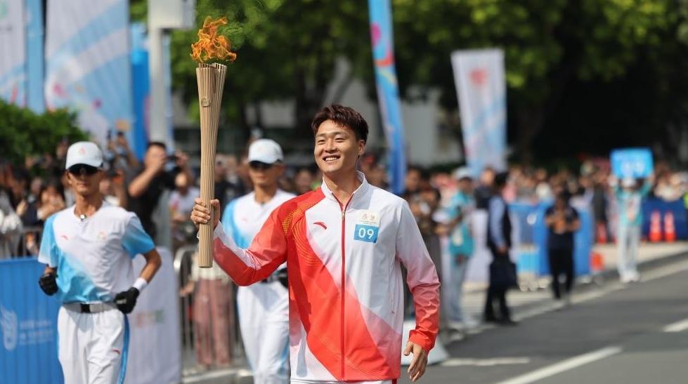 十五运会火炬传递广州站第九棒火炬手赵睿：力争夺金圆梦