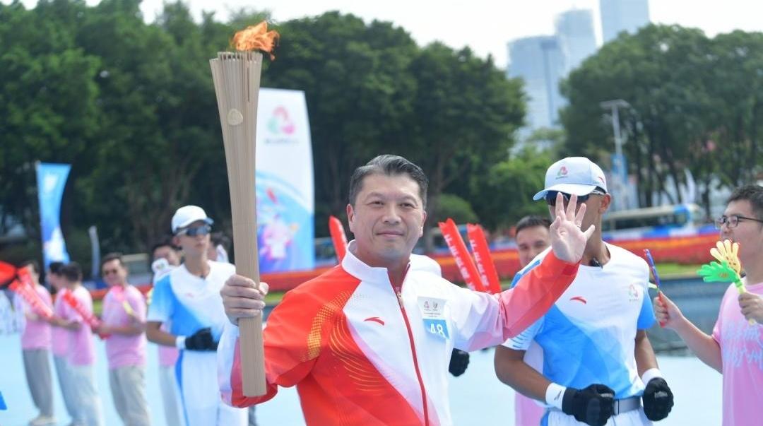 十五运会火炬传递广州站第48棒火炬手何敬麟：期待精彩赛事推动湾区多元联动