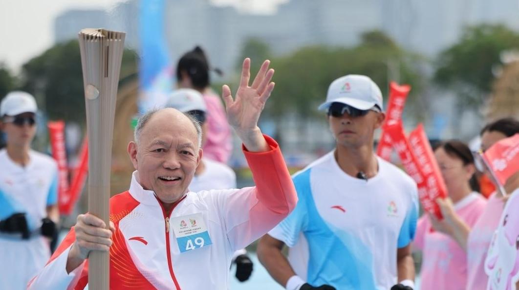 十五运会火炬传递广州站火炬手霍震寰：盼以赛事促粤港澳三地交流