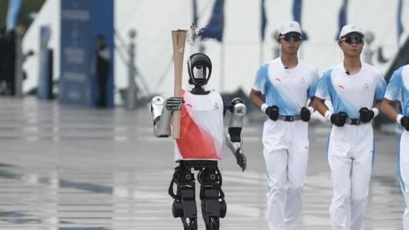 全球首次！人形机器人完成十五会火炬传递