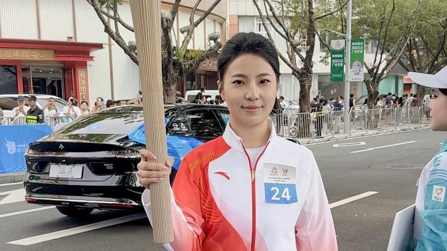 十五运会火炬传递广州站火炬手刘芮君：很开心展现新时代青年的青春风采