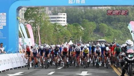 高清大图丨全运史上首次跨境比赛 公路自行车男子个人赛开赛