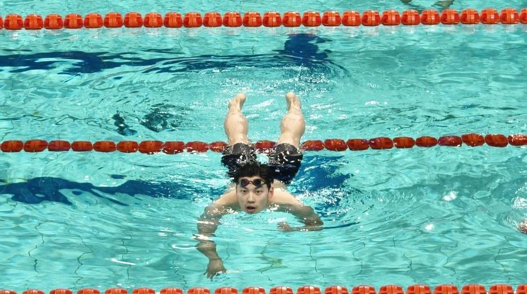 徐嘉余夺得十五运会男子100米仰泳金牌