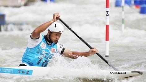 十五运会皮划艇激流回旋男子单人划艇浙江队季俊宇摘金,广东队选手邹伟健获亚军
