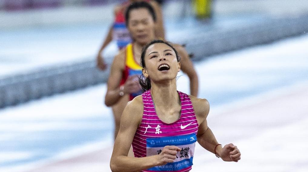 【十五运会】莫家蝶女子400米摘银 为22岁师弟梁宝棠唱歌庆生