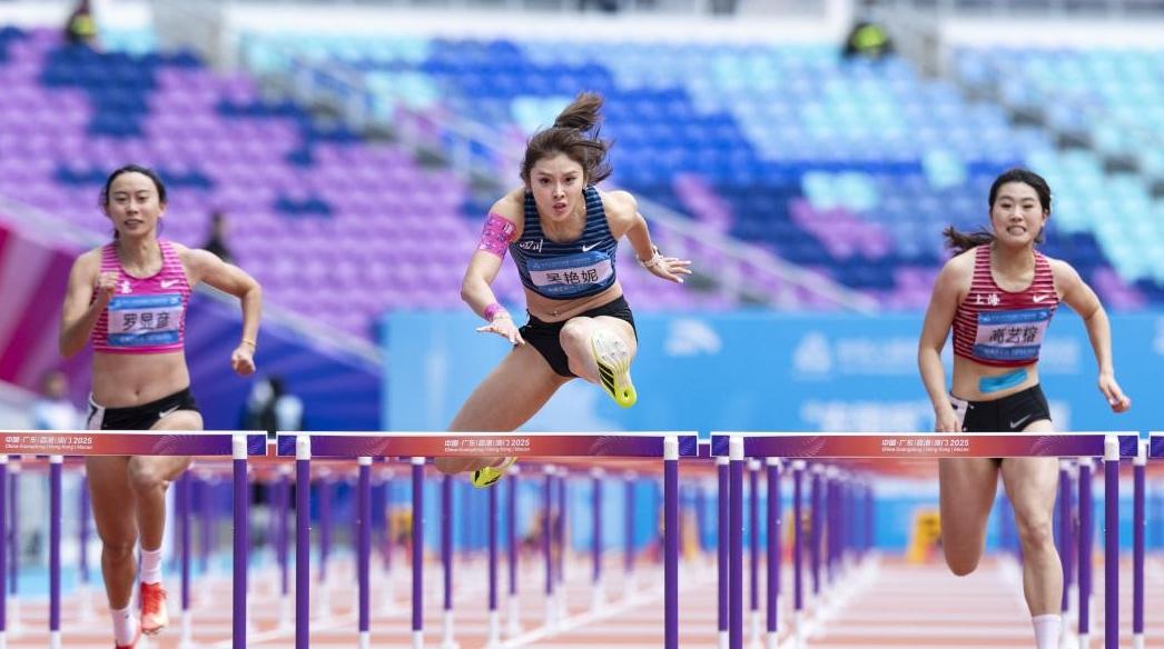 吴艳妮、夏思凝、林雨薇晋级女子100米栏决赛
