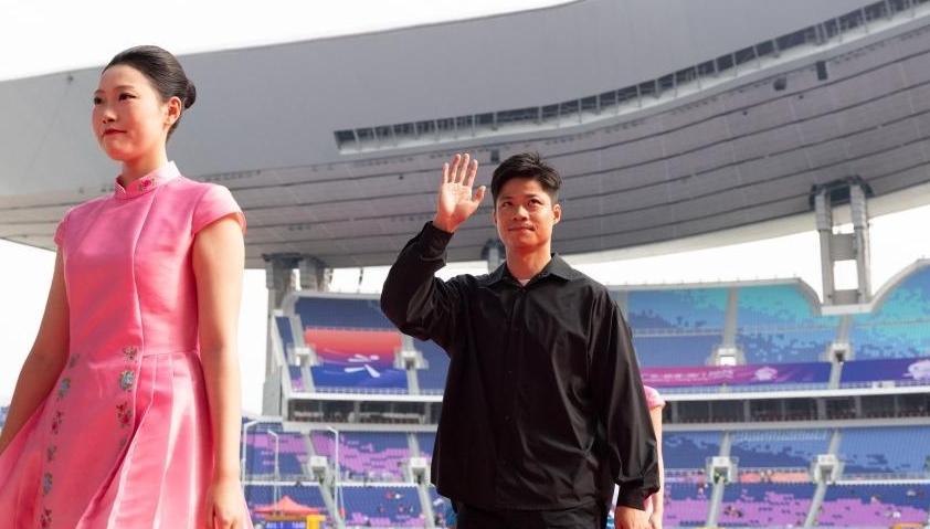 苏炳添退役后首次亮相：为残特奥会运动员颁奖