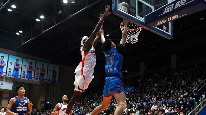 郭艾伦复出 四川男篮赛季首轮不敌广州