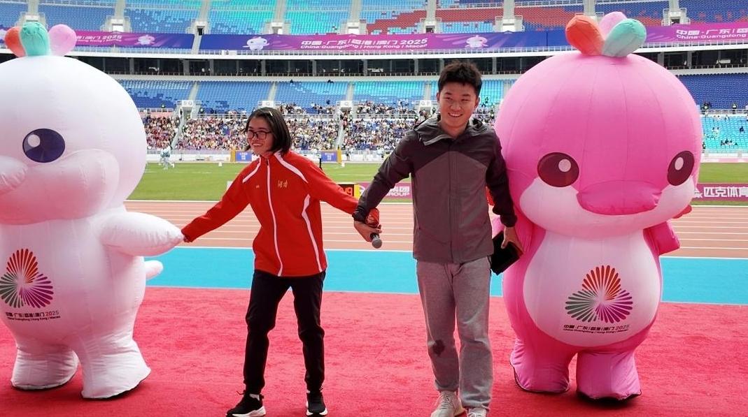 田径赛场秒变求婚现场,残特奥会四金得主被康复师男友求婚成功!