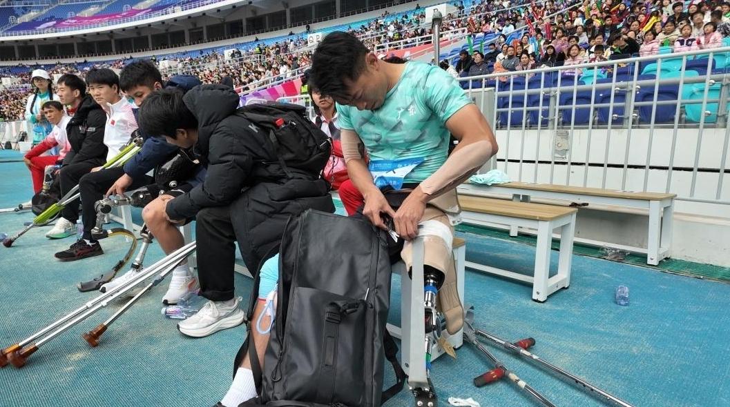 残特奥会丨“独腿球王”何忆义成功加冕,要将金牌送给新生女儿