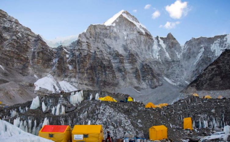 珠峰大本营内登山者的帐篷。