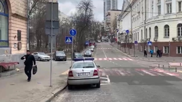 基辅市居民楼堆起防震沙袋 爆炸声持续不断