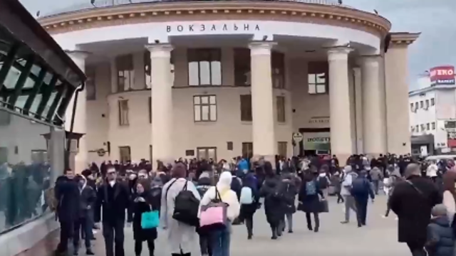 基辅州一大桥出现巨大弹坑 火车站市民恐慌避难