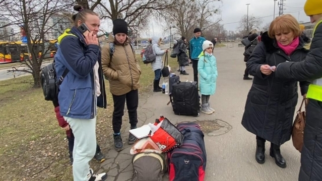 部分乌克兰难民27日抵达华沙 目前已有超21万人进入波兰