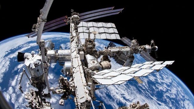 两名俄宇航员开始执行国际空间站舱外任务