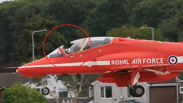 英國軍機表演時被鳥撞破駕駛艙：飛行員未受傷